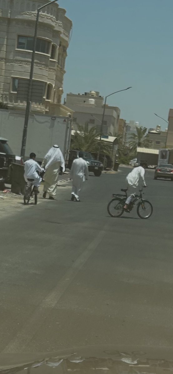 saadalmgh's tweet photo. اوروبا درجة الحرارة عندنا 50ْ ونعلب قواري ونتشمس يالتروفات https://t.co/OOHMskW3fF