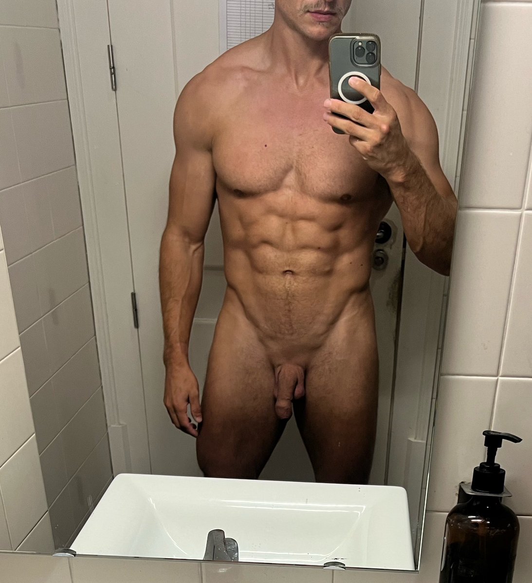 charlie18flexx's tweet photo. Hanging free whilst traveling for the weekend …. Sorry 😔 

Will be 🔒 once back in 🇬🇧 

#gay #gaymuscle #gaysub #softcock https://t.co/7NsRIggTsj