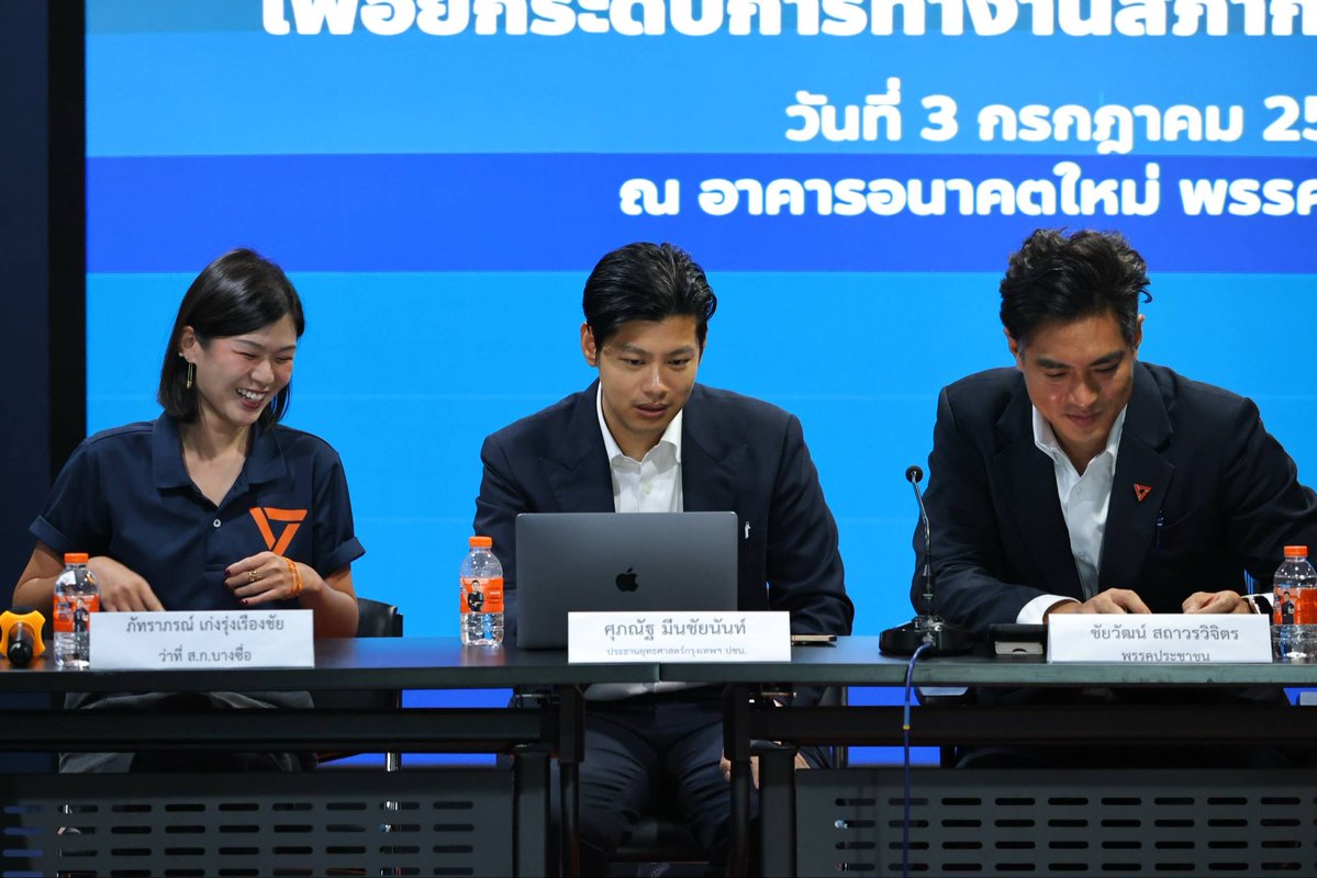 ChaiwatPublic's tweet photo. 📢 ก้าวสำคัญสู่ “สภา กทม. โปร่งใส”! 37 ว่าที่ ส.ก. แท็กทีมพลิกโฉมกรุงเทพมหานคร 

พรรคประชาชน กลุ่มอิสระ และกลุ่มคนทำงาน รวมพลัง 37 เสียง เกินครึ่งสภา กทม. แถลงความร่วมมือเดินหน้าขับเคลื่อนวาระ “สภา กทม. โปร่งใส” และ “การจัดทำงบประมาณโปร่งใส” เพื่อยกระดับประสิทธิภาพและเปิดให้พี่น้องประชาชนร่วมตรวจสอบได้อย่างแท้จริง ตั้งเป้าผลักดันให้เสร็จภายในสิ้นปี 2569 นี้!

🔍 สิ่งสำคัญที่จะเกิดขึ้น:
 1️⃣สภาโปร่งใส: มีถ่ายทอดสดการประชุมคณะกรรมการทุกชุด, เปิดเผยรายชื่อการลงมติ และสถิติการเข้าประชุมของ ส.ก.
 2️⃣งบประมาณโปร่งใส ตรวจสอบได้: เปิดเผยข้อมูลโครงการและจัดซื้อจัดจ้างในรูปแบบที่คอมพิวเตอร์ประมวลผลได้ (Machine-Readable) ตั้งแต่ขั้นขอทุนจนถึงส่งมอบงาน ป้องกันงบงอก-งบแพงเกินจริง
 3️⃣ตรวจเช็กเข้มข้นขึ้น: กำหนดเวลาให้ ส.ก. ตรวจสอบเอกสารงบประมาณล่วงหน้าอย่างน้อย 30 วัน ก่อนเข้าสภาฯ
 4️⃣สู้ภัยพิบัติยั่งยืน: ตั้ง "คณะกรรมการความยั่งยืนและการรับมือการเปลี่ยนแปลงสภาพภูมิอากาศ" รับมือวิกฤตสิ่งแวดล้อมอย่างทันท่วงที เพื่อชาวกรุงเทพฯ

🤝 ทั้ง 37 คน จะร่วมกันเห็นชอบ
 คุณภัทราภรณ์ เก่งรุ่งเรืองชัย (ว่าที่ ส.ก. บางซื่อ) ดำรงตำแหน่ง ประธานสภา กทม. 
 คุณเนติภูมิ มิ่งรุจิราลัย (ว่าที่ ส.ก. บึงกุ่ม) ดำรงตำแหน่ง รองประธานสภาฯ คนที่ 1
 คุณนริสสร แสงแก้ว (ว่าที่ ส.ก. บางเขน) ดำรงตำแหน่ง รองประธานสภาฯ คนที่ 2

เรายังคงเปิดกว้างต้อนรับความร่วมมือจาก ส.ก. ทุกกลุ่มการเมือง มาร่วมกันเปลี่ยนสภา กทม. ให้เป็นของประชาชนอย่างแท้จริงครับ