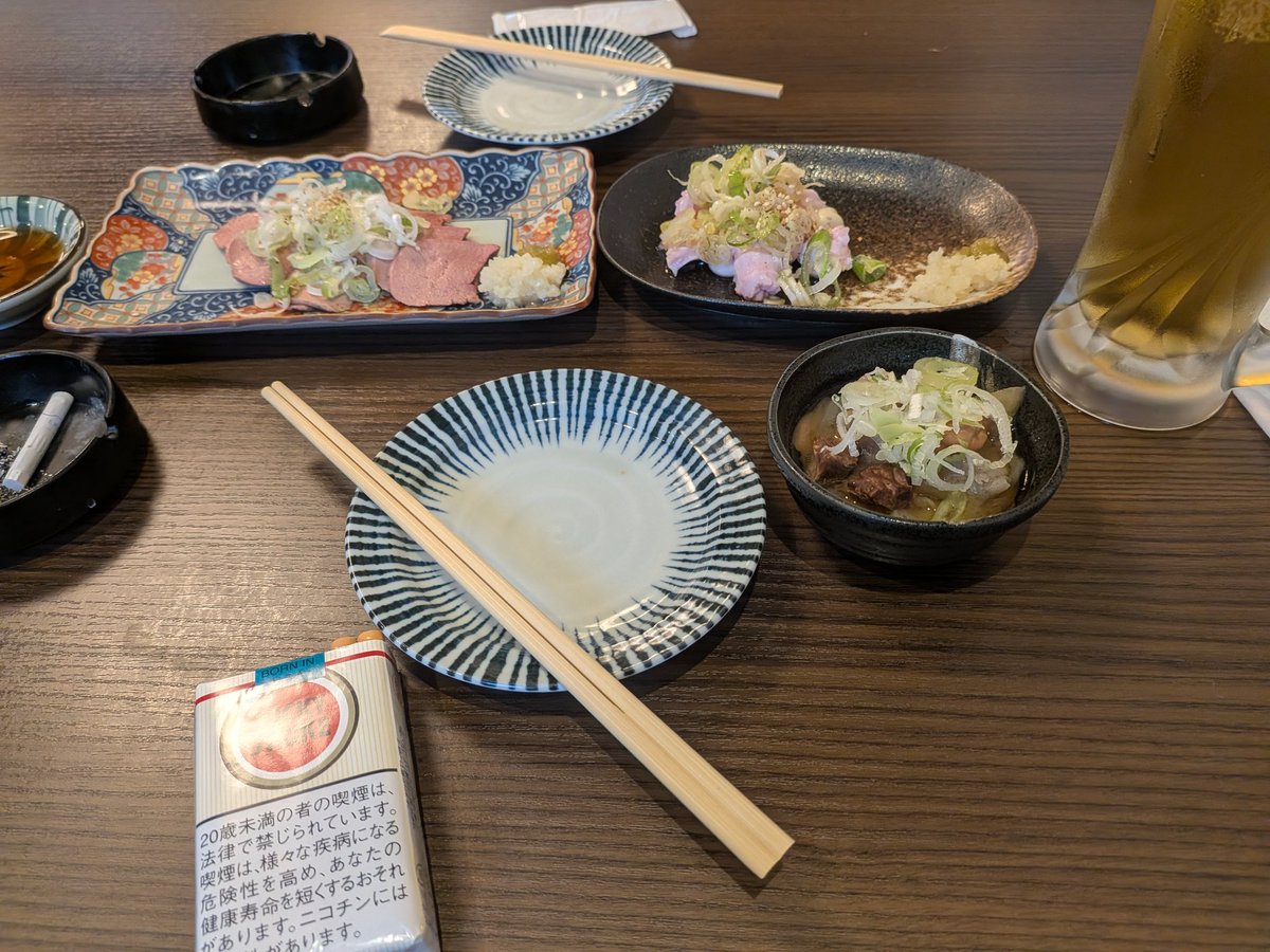Veils_Sin's tweet photo. 酒、タバコ、めし https://t.co/yRIvhQZs53
