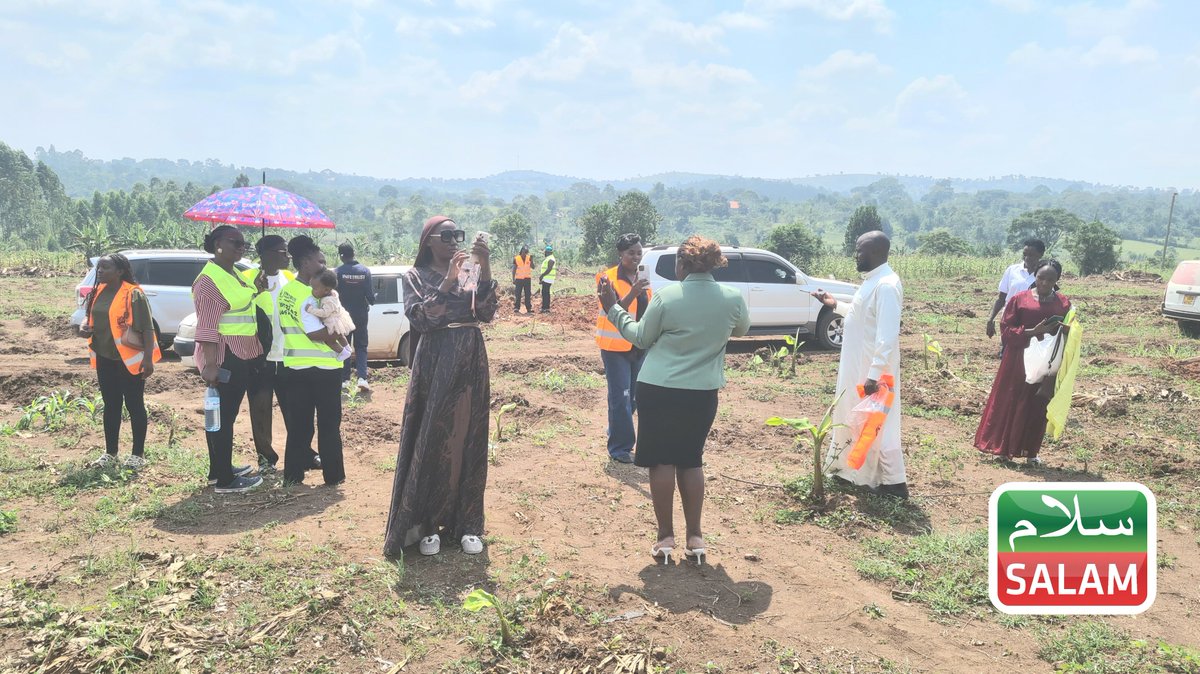 SalamTvUG's tweet photo. Prospective buyers from various regions are converging on Salam Estates Phase 3 along Kalasa Ssemuto Road. The unveiling coincides with Mahmood Khalid, the Northern Region Manager of Salam TV, receiving his land from Infotrust Property Consultants.

#SalamOmumanyi #SalamUpdates https://t.co/wDNorVdBKA