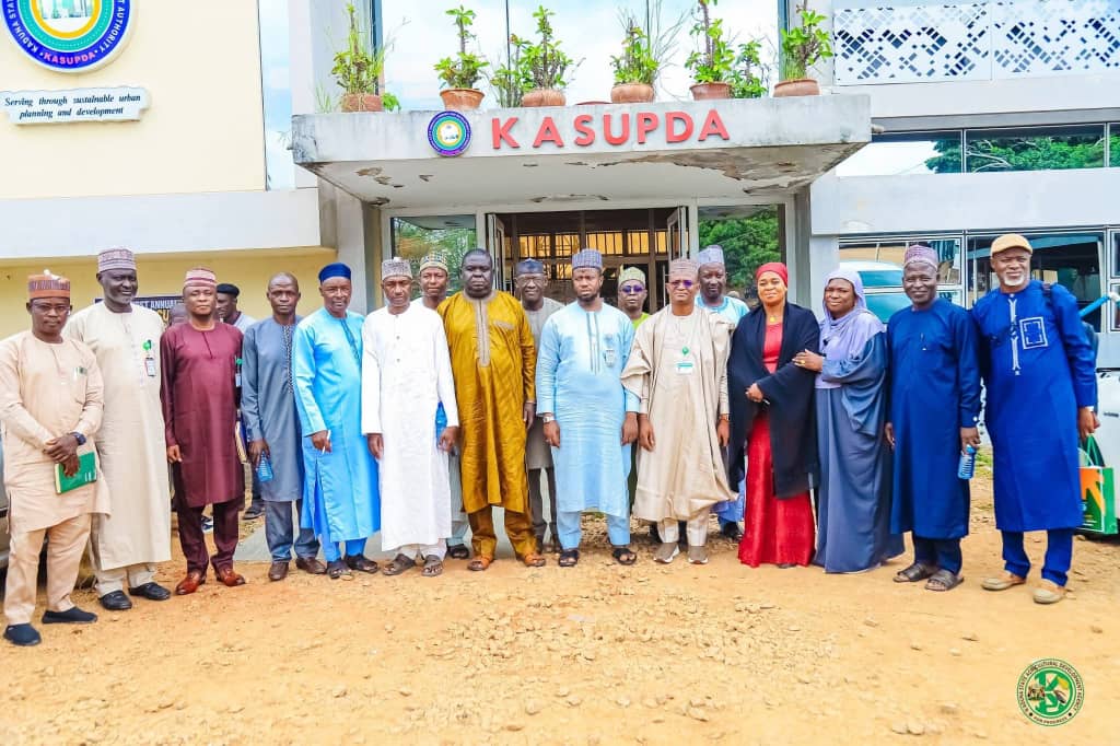 KASUPDA_KDSG's tweet photo. KASUPDA, KADA Strengthen Partnership

Yesterday, KASUPDA received the management of KADA, led by its General Manager, Malam Muhammad Rili, on a strategic collaboration visit.

The meeting focused on strengthening inter-agency cooperation to protect government-owned agricultural.. https://t.co/msTtcdA35D