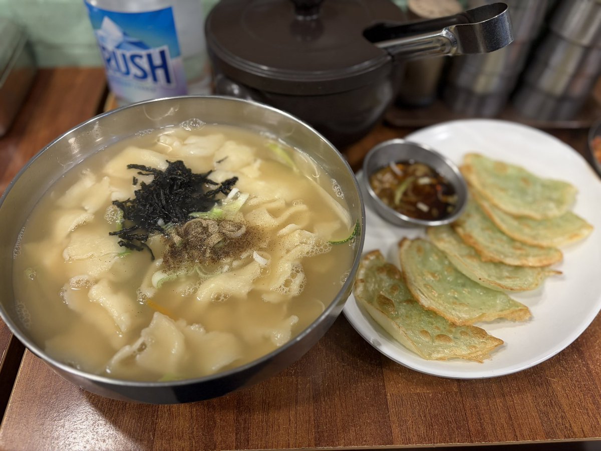 MaYoung_P's tweet photo. 일하는 날엔 저녁이 제대로 먹는 유일한 끼니가 되는데 오늘은 먹고 싶은 걸 먹자 해서 손수제비와 납작만두를 맛있게 먹었다. 근데 이제 고추 다짐장을 곁들인. https://t.co/wV7D8rONSQ
