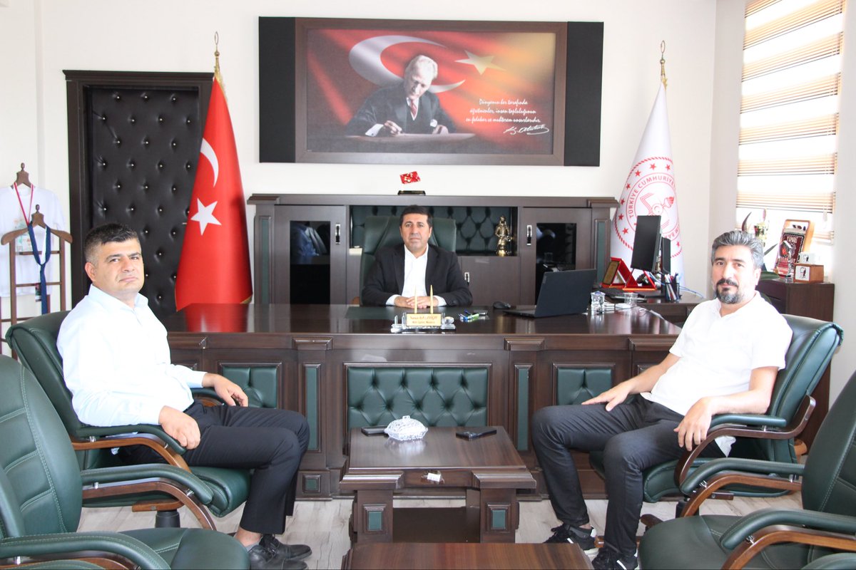 Guclukonak_mem's tweet photo. İlçe Milli Eğitim Şube Müdürlerimiz  Sayın Ali SULHAN ve Sayın Mehmet BUDAK, tayin süreçleri nedeniyle görevlerinden ayrılmışlardır.
İlçemiz eğitim faaliyetlerine sundukları değerli katkılar, görev süreleri boyunca göstermiş oldukları özverili çalışmalar ve hizmetlerinden dolayı kendilerine teşekkür eder; yeni görev yerlerinde başarılar dileriz.
@tcmeb @Yusuf__Tekin @SirnakValiligi @BirolEkici73 @sirnakmem73 @hkncrt1 @tc_guclukonak @Semih_Memiss @byigit78