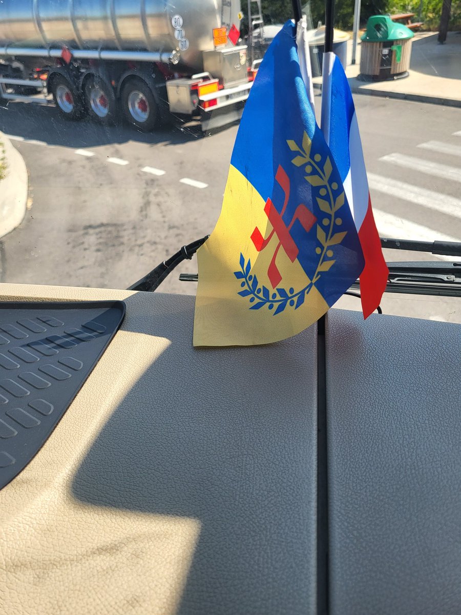 FerrahJean's tweet photo. @FerhatMhenni Vive la république fédérale de kabylie https://t.co/w7t1kItGv9