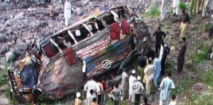 TheCurrent_File's tweet photo. خیبرپختونخوا اور بلوچستان کے سرحدی علاقے میں مسافر بس کھائی میں گرنے سے جاں بحق افراد کی تعداد 40 ہوگئی https://t.co/NiOVHyYpv7