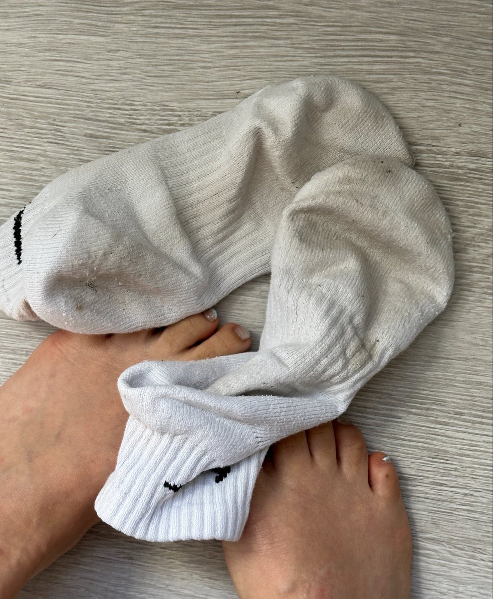 GinnysFeet's tweet photo. Wer will meine dreckigen Tennis Socken kaufen? 👀🩷 #socks #fetish #selling https://t.co/Lj3QvtnPHb