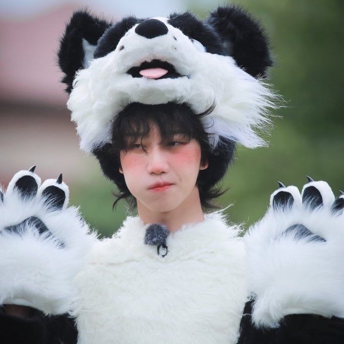 S00NW0N's tweet photo. his makeup looks so good in these pictures that i’ve never even thought to question why minghao was dressed up as a furry in the first place https://t.co/bzYP3oI5BI