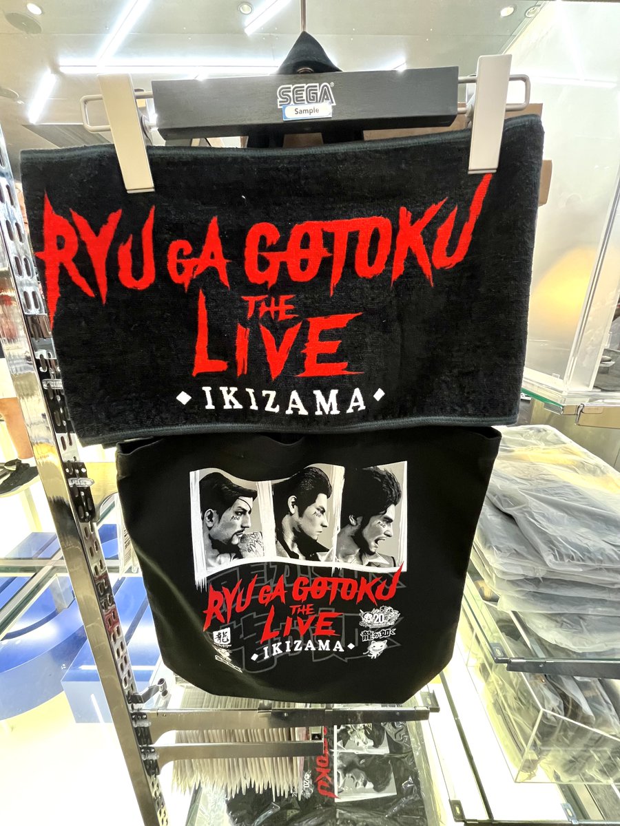 ryugagotoku's tweet photo. 【事後通販開始📢】
「#龍が如く THE LIVE -IKIZAMA-」グッズ事後通販がスタート！

本日7月3日(金)より、SEGA STORE TOKYO（渋谷）とSEGA STORE ONLINE で「龍が如く THE LIVE -IKIZAMA-」グッズのお取り扱いが始まります。

さらにSEGA STORE TOKYOでは、ショップ前の大型モニターで、先日のライブ映像をスーパーダイジェスト版で放送🔥
この機会をお見逃しなく！

詳細はこちら▶️
SEGA STORE TOKYO
https://t.co/g33AgEdsNB
※SEGA STORE TOKYOでは、一部商品のみお取扱いとなります

SEGA STORE ONLINE
https://t.co/SniwfN1fsz

#龍が如くTHELIVE