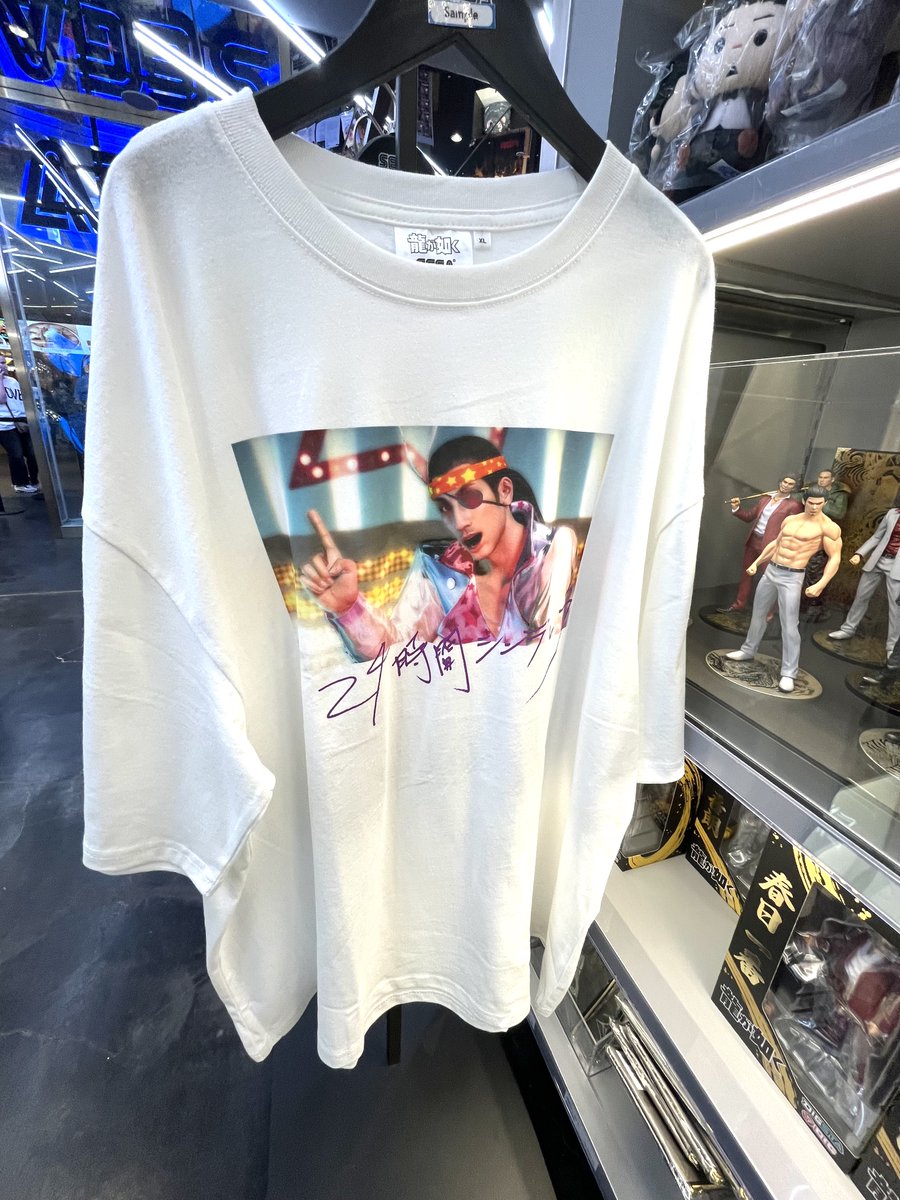 ryugagotoku's tweet photo. 【事後通販開始📢】
「#龍が如く THE LIVE -IKIZAMA-」グッズ事後通販がスタート！

本日7月3日(金)より、SEGA STORE TOKYO（渋谷）とSEGA STORE ONLINE で「龍が如く THE LIVE -IKIZAMA-」グッズのお取り扱いが始まります。

さらにSEGA STORE TOKYOでは、ショップ前の大型モニターで、先日のライブ映像をスーパーダイジェスト版で放送🔥
この機会をお見逃しなく！

詳細はこちら▶️
SEGA STORE TOKYO
https://t.co/g33AgEdsNB
※SEGA STORE TOKYOでは、一部商品のみお取扱いとなります

SEGA STORE ONLINE
https://t.co/SniwfN1fsz

#龍が如くTHELIVE