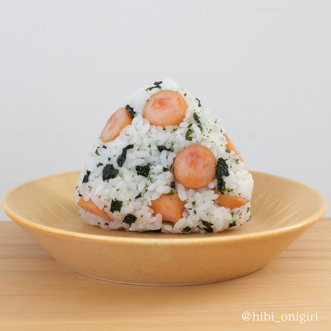 hibi_onigiri's tweet photo. 「わかめおにぎり」にウインナーを合わせた旨み抜群アレンジ。お弁当の楽しみが1個にぎゅっと詰まったかのような満足感です。 https://t.co/vpEUMDY0tJ