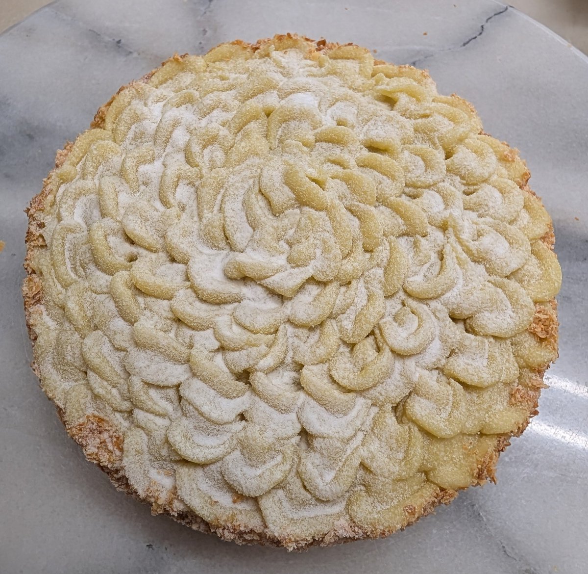 hirosecake's tweet photo. 7月3日（金）本日も22時まで営業致します。マライカ薔薇の花ケーキをリクエストされたお母様が電車に乗ってご来店下さいました。長く住んでいても、初めてご来店のお客様はバタークリームケーキとお勧めのフルーツタルト他お買い上げ下さいました。今日もお客様お待ちしてます★
#バタークリームケーキ https://t.co/IVhEBWMdgm