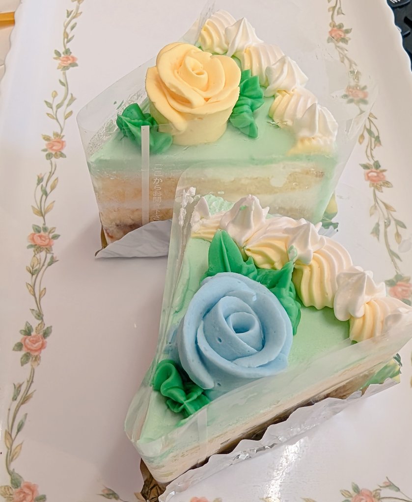 hirosecake's tweet photo. 7月3日（金）本日も22時まで営業致します。マライカ薔薇の花ケーキをリクエストされたお母様が電車に乗ってご来店下さいました。長く住んでいても、初めてご来店のお客様はバタークリームケーキとお勧めのフルーツタルト他お買い上げ下さいました。今日もお客様お待ちしてます★
#バタークリームケーキ https://t.co/IVhEBWMdgm