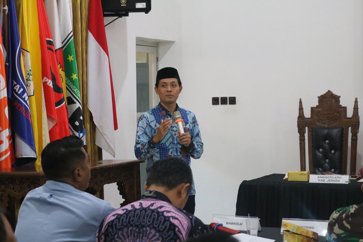 KpuJepara's tweet photo. #TemanPemilih…
KPU Kabupaten Jepara mengonsultasikan standar pelayanan kepada publik di aula Kantor KPU Kabupaten Jepara, Kamis (2/7/2026). 

@KPU_ID 
@KPU_Jateng 

#KPUMelayani
#KPUJepara https://t.co/NE1Z1dWrTt