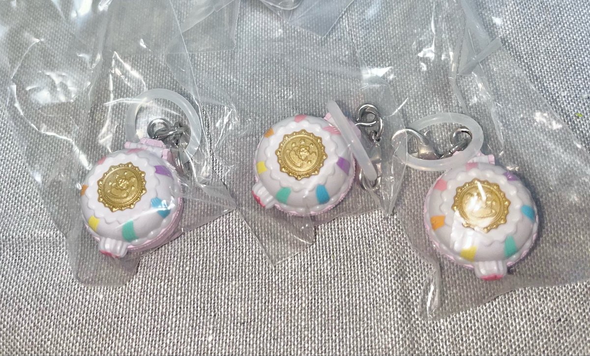 nasubi1426's tweet photo. プリキュア めじるしアクセサリー 交換

譲▶︎スイーツパクト3

求▶︎カードコミューン キュアブラック
       カードコミューン キュアホワイト

まとめての交換優先。郵送📮
どなたでもお気軽にお声掛けくださいませ。 https://t.co/K8lyv6RSzQ
