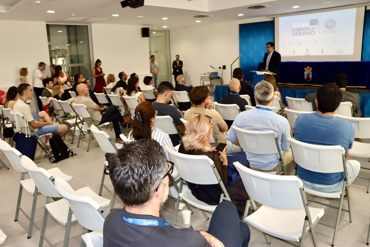 ualmeria's tweet photo. 🤖🌱"La IA es una revolución para la agricultura".
El ministro @oscarlopeztwit ha participado en los Cursos de Verano de la #UAL, destacando el papel de la digitalización para impulsar un sector agroalimentario más competitivo y sostenible.
Info 👉 https://t.co/NrVzF8AWrh
#SoyUAL https://t.co/hPiK7RRVWI