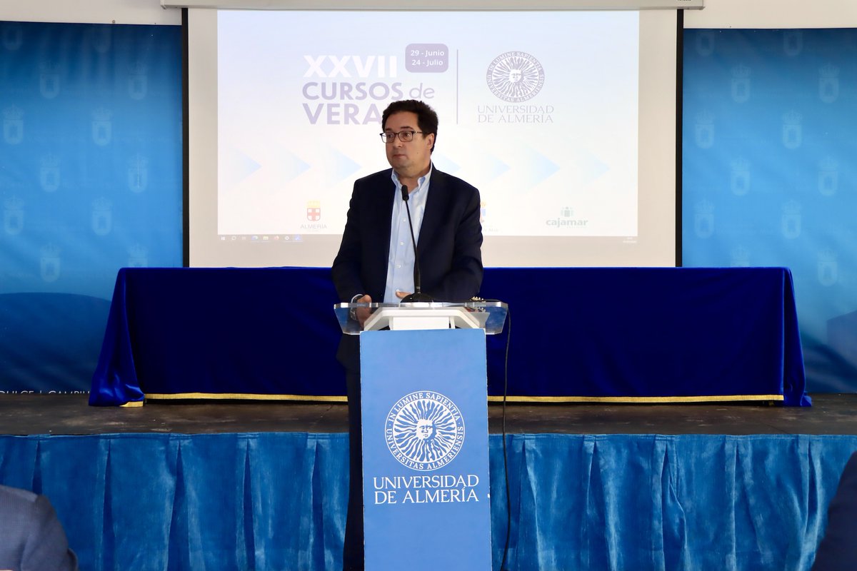 ualmeria's tweet photo. 🤖🌱"La IA es una revolución para la agricultura".
El ministro @oscarlopeztwit ha participado en los Cursos de Verano de la #UAL, destacando el papel de la digitalización para impulsar un sector agroalimentario más competitivo y sostenible.
Info 👉 https://t.co/NrVzF8AWrh
#SoyUAL https://t.co/hPiK7RRVWI