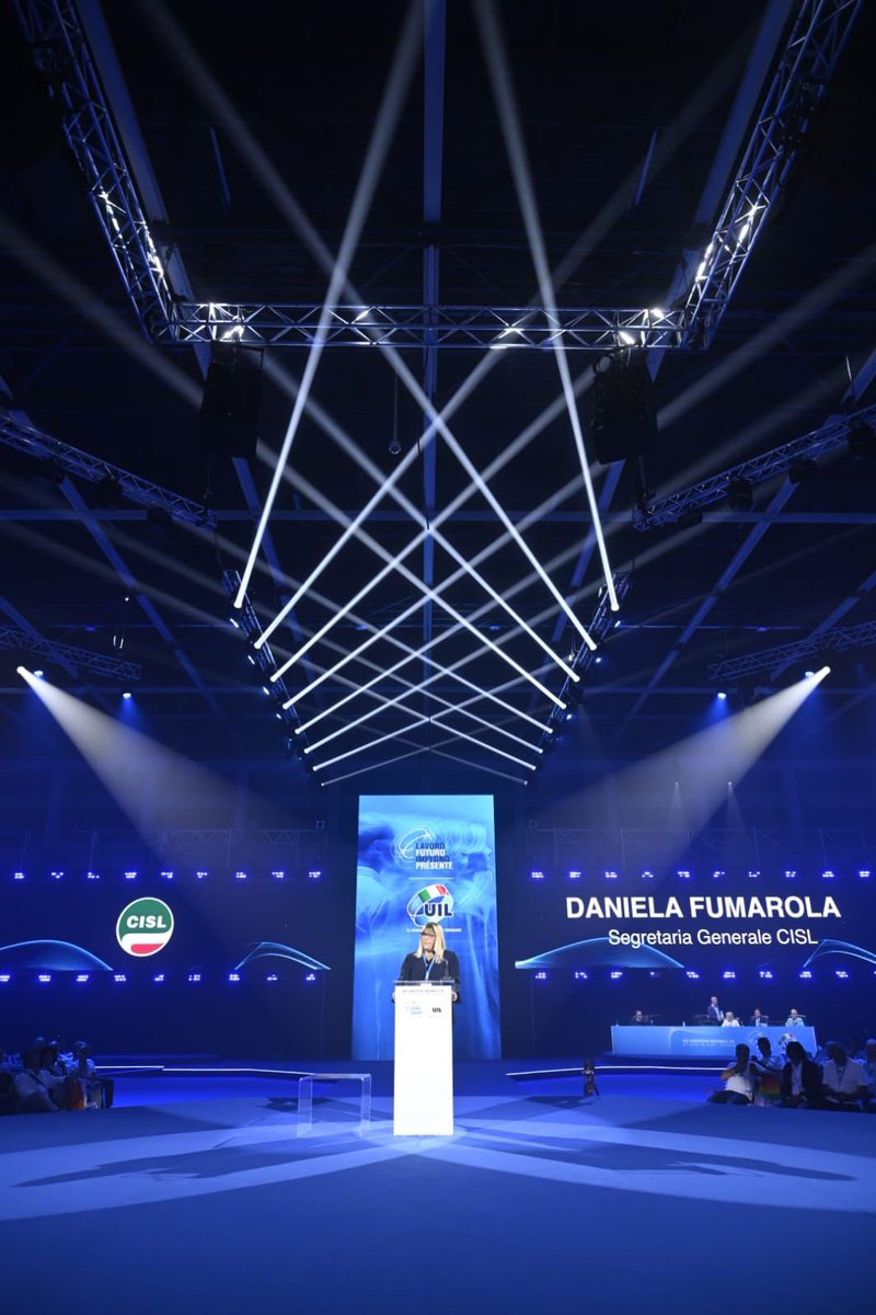 CislNazionale's tweet photo. #DanielaFumarola al #CongressoUil : «La contrattazione resta la via maestra: nazionale e decentrata. Aziendale, territoriale ed anche sociale. La contrattazione non è una procedura: è motore di crescita e redistribuzione.  È un architrave di democrazia. 
Da questo punto di vista, il varo della piattaforma unitaria di Cgil, Cisl, Uil è uno sguardo verso il futuro e un cantiere di corresponsabilità. Insieme rimettiamo al centro l’autonomia delle parti sociali affermando che le grandi questioni del lavoro, della contrattazione, della formazione, della partecipazione, non possono essere delegate ai partiti. L’articolo 36 della Costituzione va attuato attraverso contratti collettivi veri, firmati da organizzazioni realmente rappresentative: il salario giusto vive dentro il contratto giusto».

#CISL #Contrattazione #PiattaformaUnitaria #CgilCislUil
