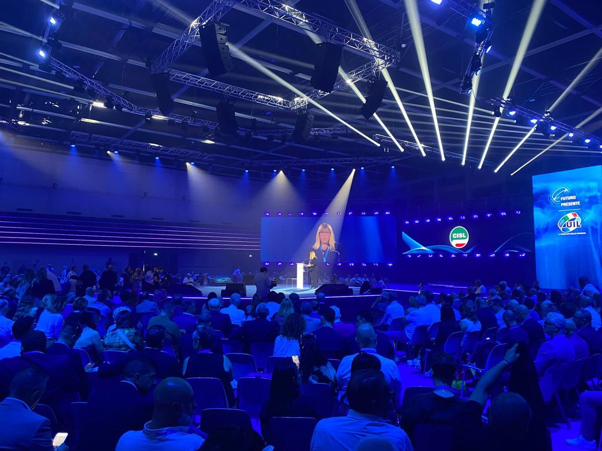 CislNazionale's tweet photo. #DanielaFumarola al #CongressoUil : «La contrattazione resta la via maestra: nazionale e decentrata. Aziendale, territoriale ed anche sociale. La contrattazione non è una procedura: è motore di crescita e redistribuzione.  È un architrave di democrazia. 
Da questo punto di vista, il varo della piattaforma unitaria di Cgil, Cisl, Uil è uno sguardo verso il futuro e un cantiere di corresponsabilità. Insieme rimettiamo al centro l’autonomia delle parti sociali affermando che le grandi questioni del lavoro, della contrattazione, della formazione, della partecipazione, non possono essere delegate ai partiti. L’articolo 36 della Costituzione va attuato attraverso contratti collettivi veri, firmati da organizzazioni realmente rappresentative: il salario giusto vive dentro il contratto giusto».

#CISL #Contrattazione #PiattaformaUnitaria #CgilCislUil