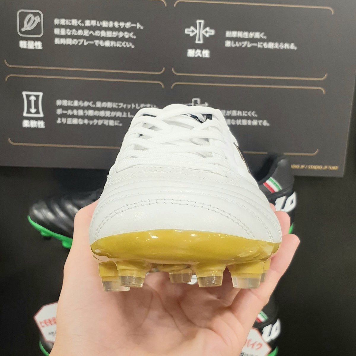 futaba_SW's tweet photo. 🎊待望のNEWカラー👏
【 #Looto STADIO JP 】

発売をお待たせした、
ホワイトアッパー！

本日、販売開始です👍
※ブラックも継続。

チームのサッカーモデル、
止める / 蹴る を最重要にする
選手からは特に好評価。

お見逃しなく。

#フタバサッカーワールド 
#サッカースパイク https://t.co/2CBpRDRCRf