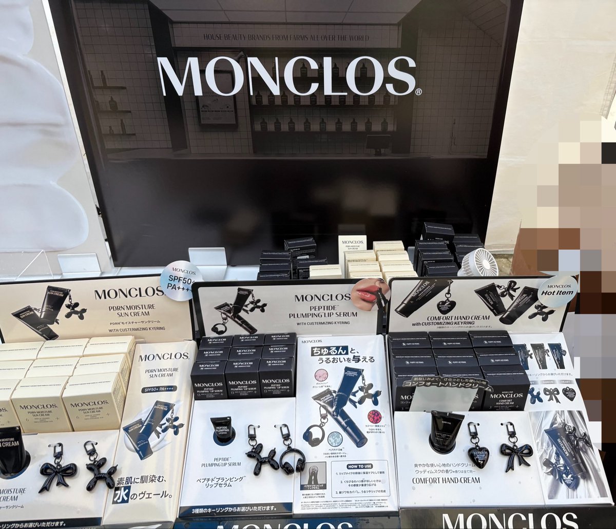 _____pi9's tweet photo. 📍D′AMU/MONCLOS
出展ブランドで発表されたときから気になってた‼️ハンドクリームにチャームが付いててかわいー！と思ってたらブースでいただけて歓喜😻匂いもめっちゃ好き‼️ちょいお香系で好き嫌いはあるかも？
ディアミュは高級感あって使うの楽しみ♡
#びゅーふる
#びゅーフェス
#びゅーふるレポ https://t.co/zJUdWTiYYo
