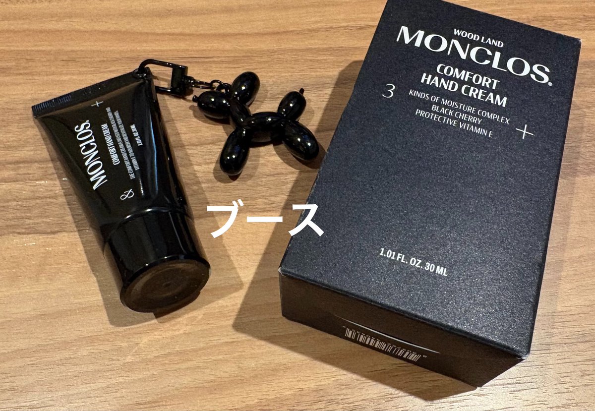 _____pi9's tweet photo. 📍D′AMU/MONCLOS
出展ブランドで発表されたときから気になってた‼️ハンドクリームにチャームが付いててかわいー！と思ってたらブースでいただけて歓喜😻匂いもめっちゃ好き‼️ちょいお香系で好き嫌いはあるかも？
ディアミュは高級感あって使うの楽しみ♡
#びゅーふる
#びゅーフェス
#びゅーふるレポ https://t.co/zJUdWTiYYo