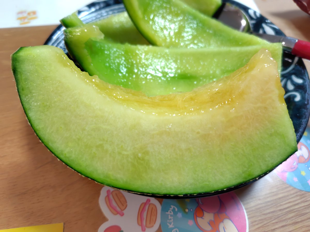 hosobosochousa's tweet photo. メロン　銚子アムス
あま～い✨️ちょっと香りが他のメロンと違う気が(・・?　内側が黄色で、やんわりツートンカラー。
教えて貰っていた食べ頃をサクランボにうつつを抜かしたために越しており、カビが生えた頭をカットしています(^_^;)でも美味い！ https://t.co/flWQrTRjhh