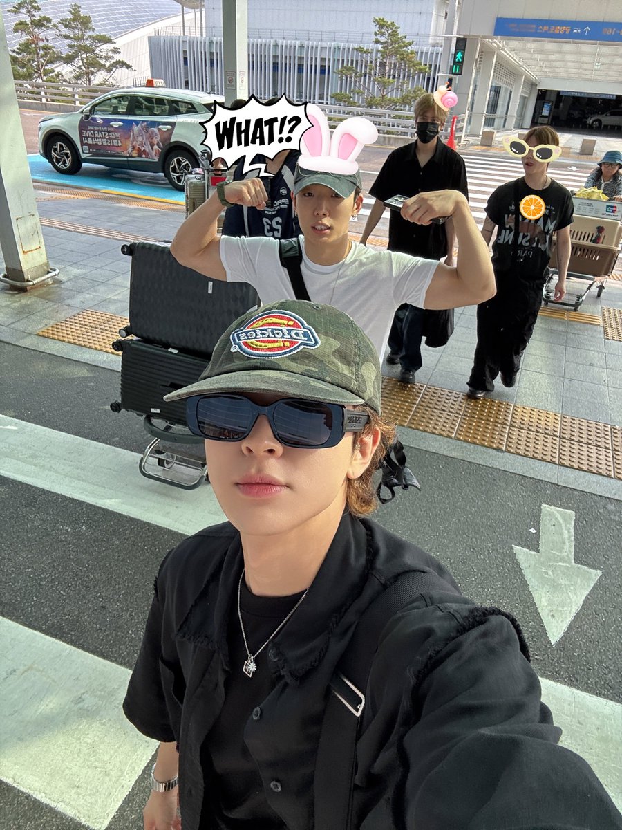 jiwonscherry's tweet photo. safe skies iKON🤍🤍🤍🤍 https://t.co/gDiMzc1qkw