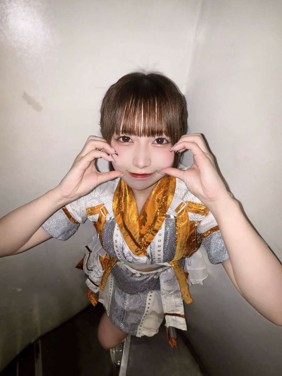 ASTRAILL_sana's tweet photo. これがみんなの目線ってコト❓ https://t.co/vxyErMQUSD