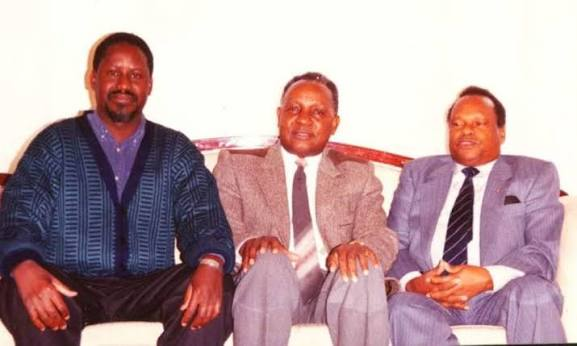 TheKenyansX's tweet photo. 4th July, 1990:

President Moi's government officially issued a blanket ban on the multi-party democracy rally scheduled for July 7th at Kamukunji Grounds.
key opposition leaders like Kenneth Matiba, Charles Rubia, and John Khaminwa were arrested and detained without trial. https://t.co/IoyA34JblF