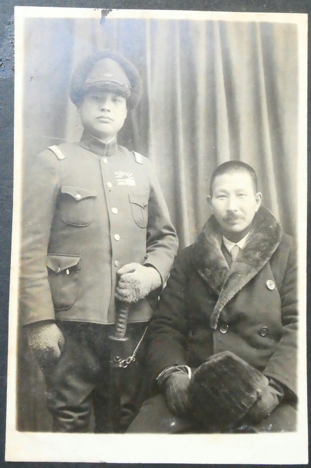 満州国軍の陸軍将校の写真第二弾になります。 第一・二画像の将校に