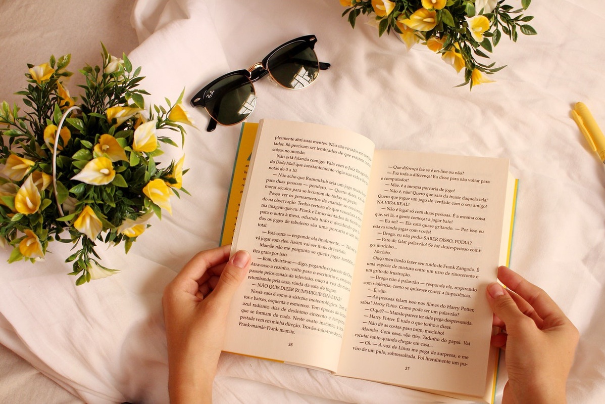 ElliotSoury's tweet photo. Just finished The Midnight Library by Matt Haig—what a profound reminder that every small choice shapes the life you live. 10/10 would recommend to anyone needing a gentle nudge to embrace their present.， https://t.co/MlyOhS5KLG