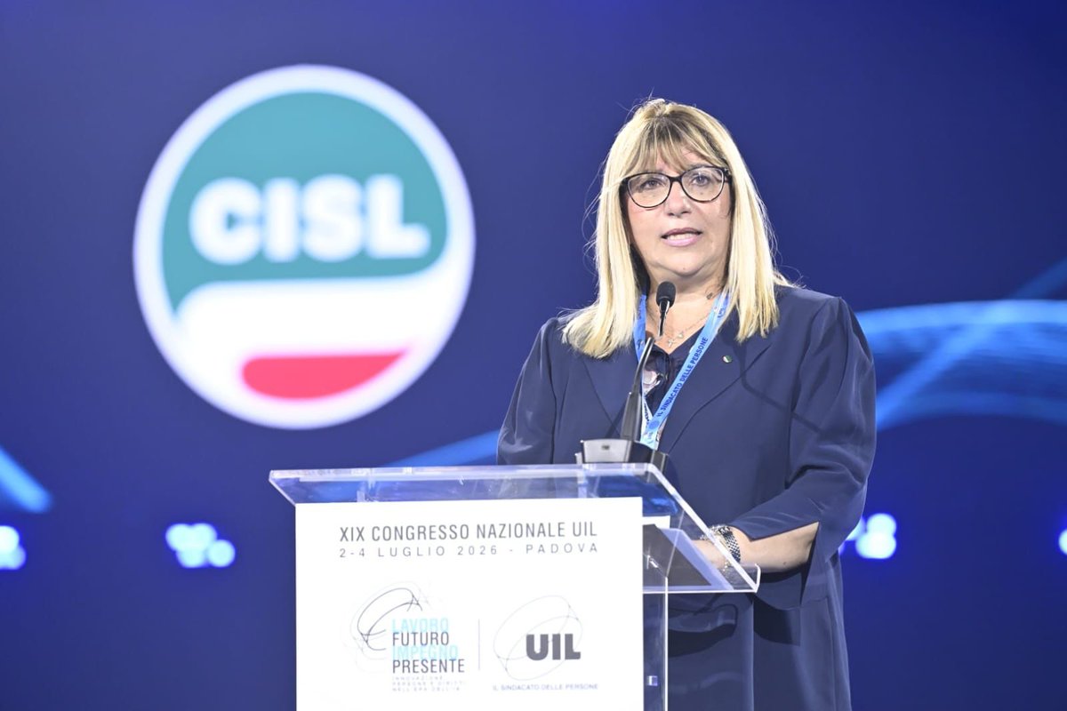 CislNazionale's tweet photo. #DanielaFumarola al #CongressoUil : «Su questi temi non possiamo dare deleghe in bianco a una politica troppo spesso divorata dalla propaganda, dalla demagogia, quando non dall’estremismo.
Dobbiamo rafforzare la democrazia nel nostro Paese.
Anche la democrazia associativa.
E proprio per questo dobbiamo stare attenti alle equivalenze contrattuali furbe.
Perché se domani si dicesse che qualsiasi contratto è equivalente a un contratto vero solo perché copia un minimo salariale, allora faremmo rientrare dalla finestra i peggiori contratti pirata e quei falsi sindacati che diciamo di voler cacciare dalla porta».

#CISL #Democrazia #DemocraziaAssociativa #ContrattiPirata