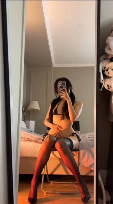 eversalinas's tweet photo. The perfect outfit  for you to wreck me in!!

#sgxmm #sgnsfw https://t.co/ozNDteCGjd