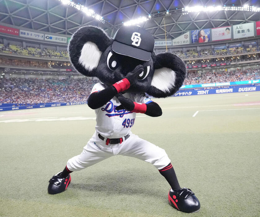 gnomotoke's tweet photo. 【中日】ブラックドアラがついにお披露目　巨人戦の試合前にグラウンドへ　場内から大歓声（日刊スポーツ）-Yahoo!ニュース https://t.co/WeYW2tNEmG

サカナクションの山口一郎（45）が考案した新キャラクター「ブラックドアラ」が、試合前のグラウンドでお披露目された。 https://t.co/EPzzuBR0ah