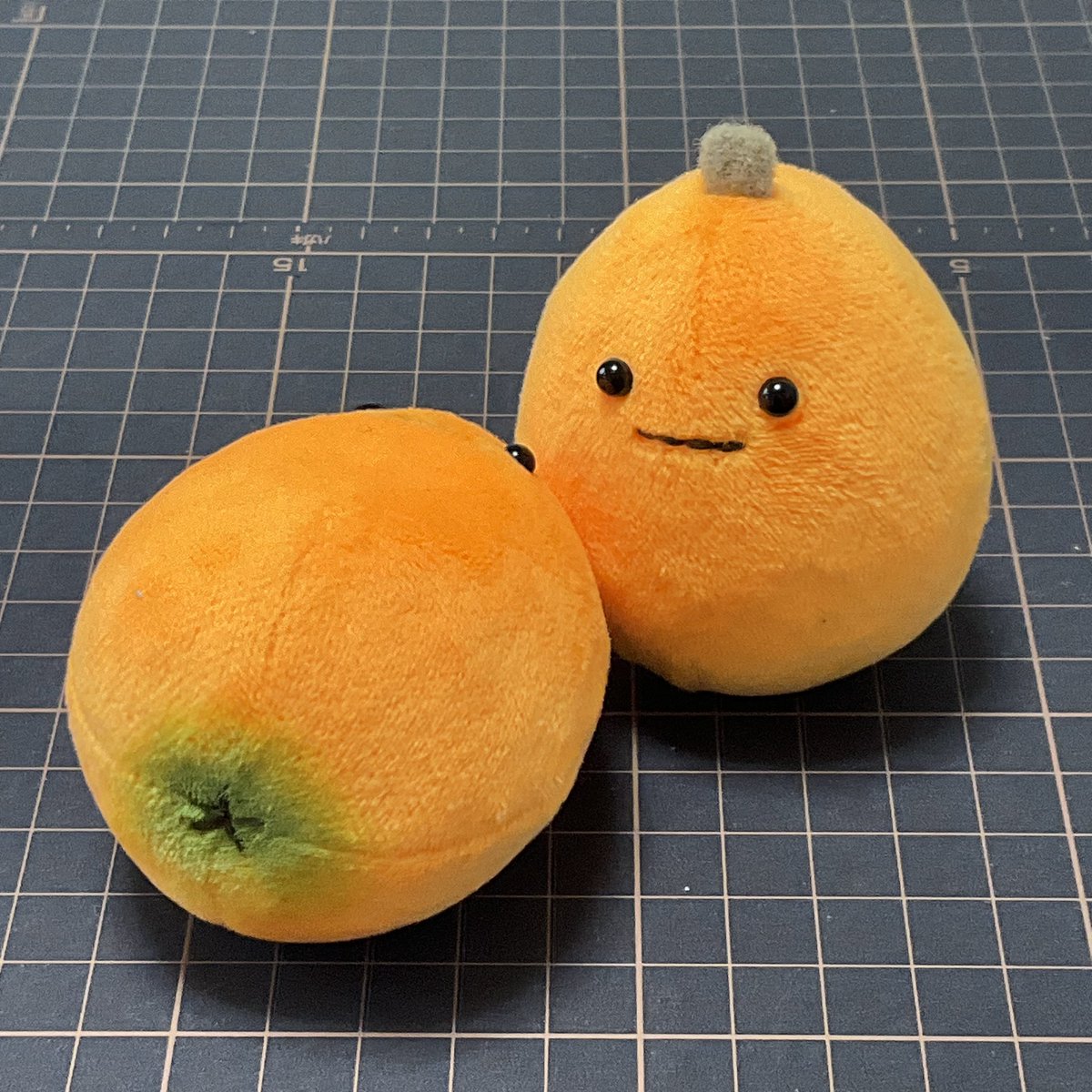 debuneco_tanu's tweet photo. ちょっと時期がずれてしまいますが、7月はびわのぬいぐるみを通販予定です。どうぞよろしくお願いします。 https://t.co/m4SSiOlcRq