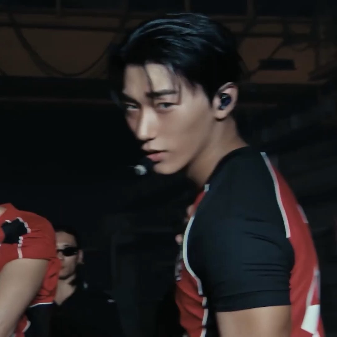 chaemonbebe1's tweet photo. campus popular mean girl and his jock bf https://t.co/QdvAyyWCII