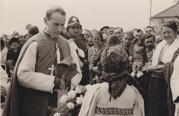 outsidersesp's tweet photo. El beato fascista.

Alojzije Stepinac, el cardenal arzobispo croata fascista y criminal, venerado y beatificado por la Iglesia católica.

Durante  la 2º Guerra Mundial, bajo el caudillaje fascista del führer croata  Pavelic, en la aldea de Jasenovac, el nacional-socialismo construyó un  campo de concentración, en el que fueron torturados y finalmente  asesinados centenares de miles de civiles yugoeslavos. Aquel terrible  campo de aniquilamiento estaba dirigido por católicos monjes  franciscanos, tras el apoyo ofrecido por el entonces arzobispo croata  Alojzije Stepinac al dictador Ante Palevic (apoyado y apoyo de Hitler)  en su “campaña” de exterminio de antifascistas y ciudadanos serbios.

Al  término de la guerra, el arzobispo fue detenido y llevado a la cárcel,  tras haber sido condenado a 16 años de prisión, aunque según  reconocieron los “juristas” de entonces, la enormidad de sus delitos y  la ferocidad de los criminales a sus órdenes, debieran acarrearle la  cadena perpetua, una vez descartada, la pena de muerte. Sin embargo, las  presiones de las “democracias” restauradas de Europa y, sobre todo, de  EE.UU. lograron del gobierno yugoslavo la benigna sentencia, que pudo  cumplir en su mayor parte bajo arresto domiciliario.

Aquél  arzobispo nunca manifestó arrepentimiento alguno de su horrible  conducta. Cuando salió a la luz todo el espanto del campo de exterminio  de Jasenovac ni siquiera se inmutó. Durante el proceso que lo condenó  mantuvo una actitud desafiante y obscena, escondiéndose tras un ambiguo  silencio, preñado de orgullo bestial, cada vez que se le preguntaba por  su apoyo explícito a los führer alemán y croata o por sus ataques  continuos a serbios, musulmanes, judíos y antifascistas. Murió en 1960.

El  3 de octubre de 1998, sin embargo, fue beatificado por la curia  vaticana, “Beato mártir” para más escarnio a los antifascistas  asesinados a sus órdenes. En la web, además, se informa que está en  proceso de canonización.

El 22 de julio de 2016, el nuevo  fascismo croata, por medio de su Tribunal Provincial de Zagreb anuló la  sentencia que se le impuso como criminal fascista.