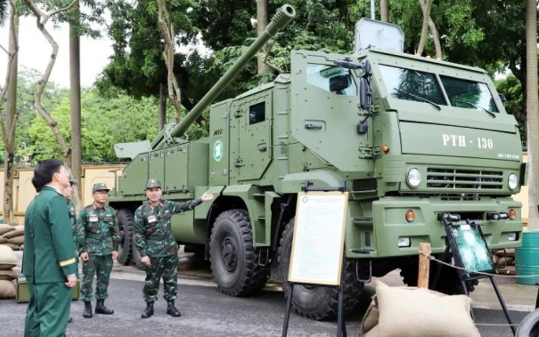 Andy_Febriandy's tweet photo. 🛑 ARMYPEDIA : ⚠️

Mari kita bahas SPH Vietnam 🇻🇳 terbaru :  

PTH-130 (Pháo Tự Hành 130 mm) adalah sistem artileri medan swagerak (self-propelled gun) beroda ban yang dikembangkan domestik oleh Vietnam untuk memodernisasi meriam artileri tarik tua peninggalan Uni Soviet. https://t.co/EUUlni6H1E