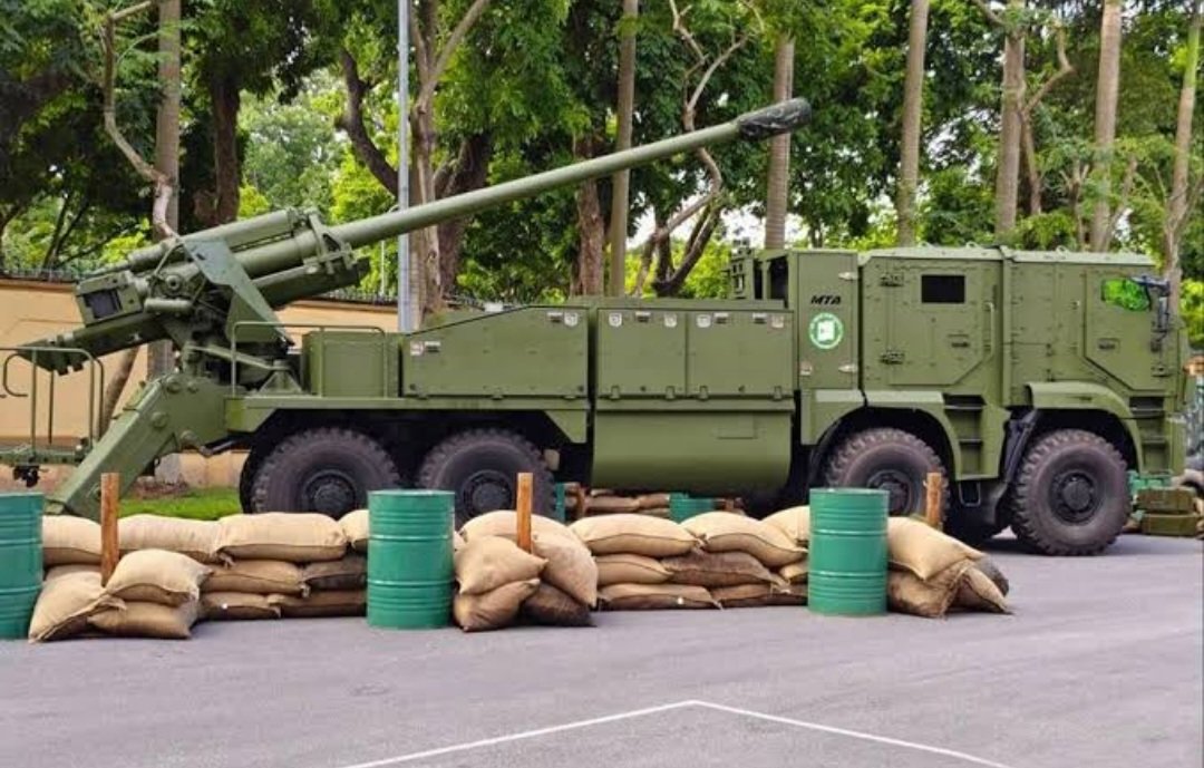 Andy_Febriandy's tweet photo. 🛑 ARMYPEDIA : ⚠️

Mari kita bahas SPH Vietnam 🇻🇳 terbaru :  

PTH-130 (Pháo Tự Hành 130 mm) adalah sistem artileri medan swagerak (self-propelled gun) beroda ban yang dikembangkan domestik oleh Vietnam untuk memodernisasi meriam artileri tarik tua peninggalan Uni Soviet. https://t.co/EUUlni6H1E