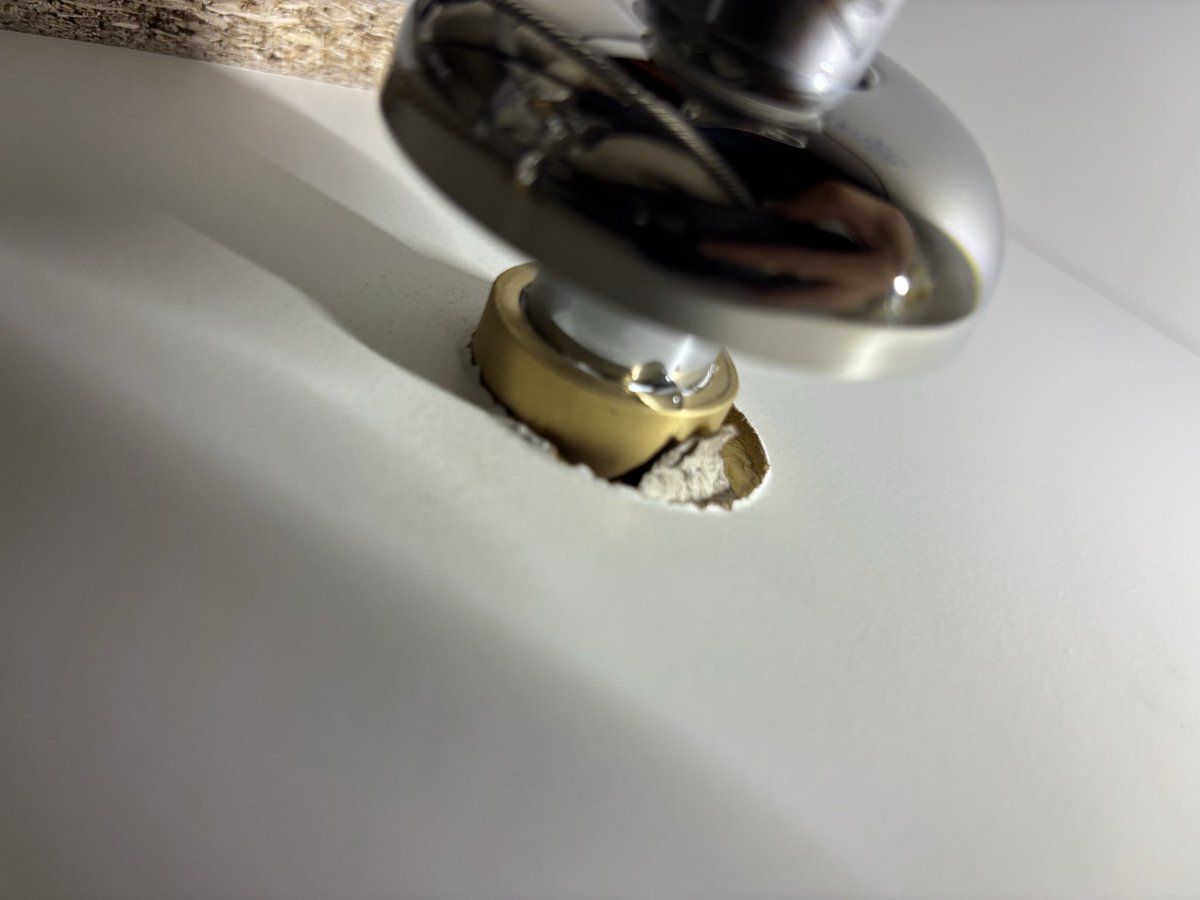 bnnmn05a's tweet photo. 水湯両方ザルボ新品シールテープ6周
水側水漏れあり
湯側水漏れなし

水側シールテープ8周+ヘルメで水漏れ改善

条件は同じなのになんの違いなんだ https://t.co/kbZPh3wRgr