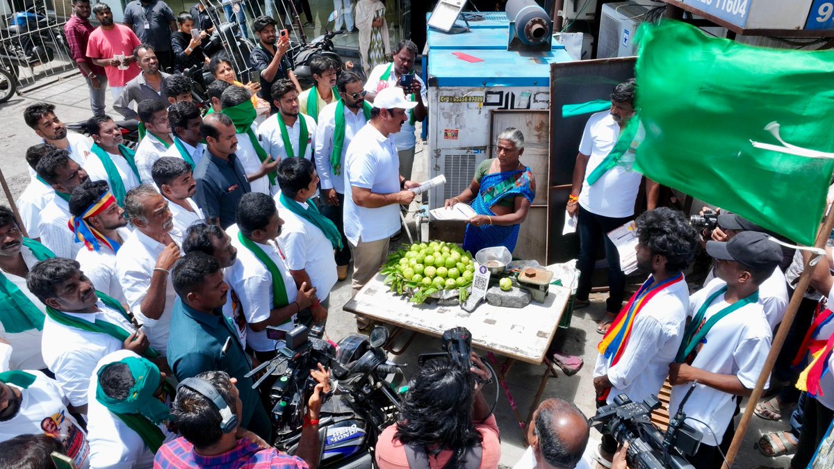 draramadoss's tweet photo. கர்நாடகத்தில், காவிரியின் குறுக்கே மேகதாதுவில் அணை கட்ட திட்டமிடும் கர்நாடக அரசை கண்டித்தும், இத்திட்டத்தை முழுமையாக கைவிட வலியுறுத்தியும், பிலிகுண்டுவில் இருந்து பூம்புகார் வரை நடைபெறும் நான்கு நாட்கள் பயணத்தில், திருப்பூரில் துண்டு பிரசுரங்கள் வழங்கி, பொதுமக்களிடையே விழிப்புணர்வை ஏற்படுத்தி உரையாற்றிய போது.!

#காவிரிகாப்போம்
#மேகதாதுஅணைதடுப்போம்

#CauveryKappom
#MekedatuAnaiThaduppom #MekadatuRally #CauveryRights #TamilNadu #PMK