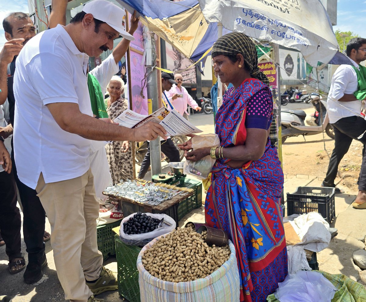 draramadoss's tweet photo. கர்நாடகத்தில், காவிரியின் குறுக்கே மேகதாதுவில் அணை கட்ட திட்டமிடும் கர்நாடக அரசை கண்டித்தும், இத்திட்டத்தை முழுமையாக கைவிட வலியுறுத்தியும், பிலிகுண்டுவில் இருந்து பூம்புகார் வரை நடைபெறும் நான்கு நாட்கள் பயணத்தில், திருப்பூரில் துண்டு பிரசுரங்கள் வழங்கி, பொதுமக்களிடையே விழிப்புணர்வை ஏற்படுத்தி உரையாற்றிய போது.!

#காவிரிகாப்போம்
#மேகதாதுஅணைதடுப்போம்

#CauveryKappom
#MekedatuAnaiThaduppom #MekadatuRally #CauveryRights #TamilNadu #PMK