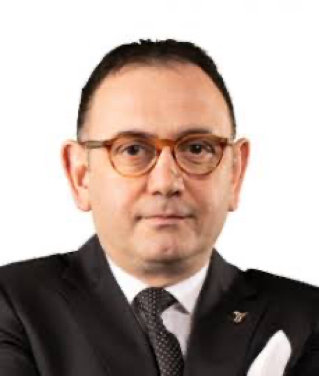 milanolupirlo's tweet photo. Tek özelliği, imza törenlerinde ortaya çıkmak. https://t.co/q4SpYzJfCX