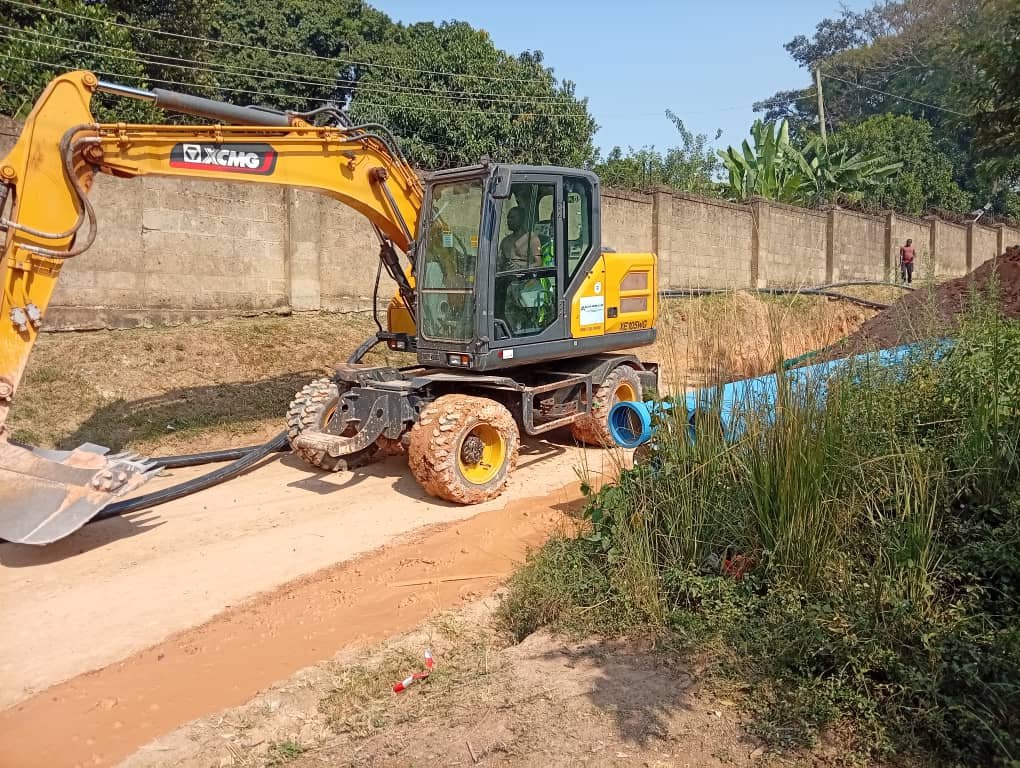 nwscug's tweet photo. Water Supply Interruptions for Customers on Mutungo Hill and Surrounding Areas
Over the past two decades, Greater Kampala has experienced rapid urban expansion, with new residential estates, commercial centres, industries, and informal settlements significantly increasing water demand beyond the capacity of the original distribution infrastructure.
To address this challenge, the Government of Uganda, through the National Water and Sewerage Corporation (NWSC), is implementing the Kampala Water Lake Victoria Water and Sanitation Project – Package 2B: Rehabilitation, Restructuring, Rezoning, and Extension of the Greater Kampala Metropolitan Area Water Supply Network.
Key Project Components:
https://t.co/3SxaYDrPPj of approximately 71 kilometres of large-diameter primary water transmission and distribution pipelines.
https://t.co/KLTGvz3Lye of three major service reservoirs at Kanyanya, Kabulengwa, and Mutungo.
https://t.co/0aXF9oXDND of three booster pumping stations at Kungu/Buwate, Kabulengwa, and Mutungo.
4.Associated operational facilities to support reliable water service delivery.
Upon completion, the project will significantly improve water supply to Kira, Kasangati, Kanyanya, Gayaza Road, Kitezi, Kawanda, Matugga, Kawempe, Nansana, Mutungo, Bweyogerere, Wakiso, and surrounding areas. It will benefit approximately one million additional people, bringing the total population served by NWSC in Greater Kampala to about six million people.
Pipe-laying works and installation of a 2-million-litre reservoir are currently ongoing on Mutungo Hill. These works require interconnecting the new system with the existing network, which may necessitate temporary water supply interruptions in the area.
Our engineers are working around the clock to complete the works as quickly as possible and to keep any disruptions to a minimum.
We sincerely regret the inconvenience caused and appreciate your understanding as we build a more reliable water supply system for the future
#waterman @NWSCMD