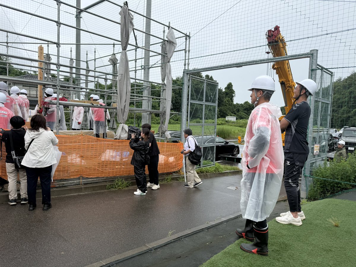 hochi_football's tweet photo. #福島ユナイテッド #三浦知良 

午前練習後は必勝祈願とケアルーム(トレーニングジム)の組み立て式が行われました

①貴重なヘルメット姿👷‍♂️
②寺田監督とともに後輩たちを見守る👨‍🏫
③集合写真でお馴染みの右拳を突き上げるポーズ👊
④必勝祈願🔥

#スポーツ報知 https://t.co/MTLwSQaEnA