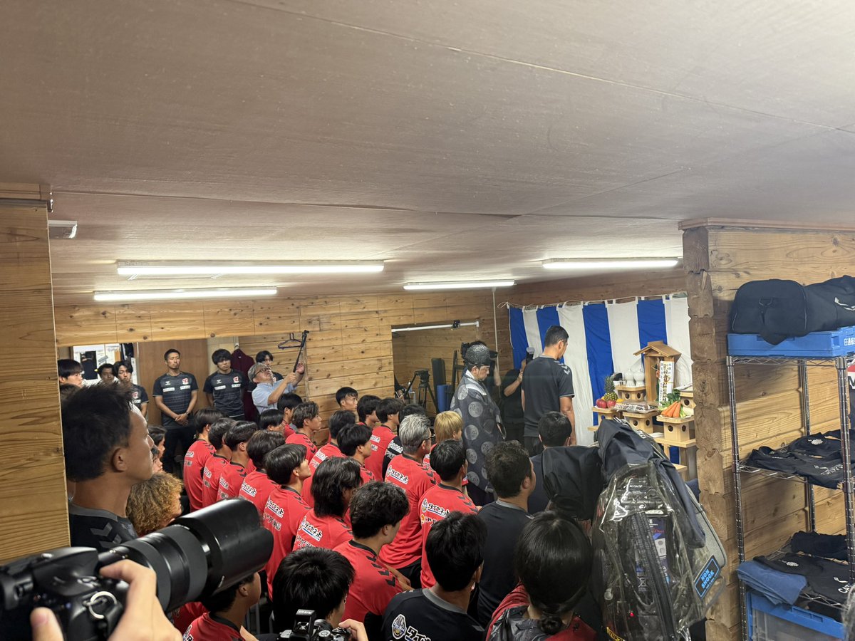 hochi_football's tweet photo. #福島ユナイテッド #三浦知良 

午前練習後は必勝祈願とケアルーム(トレーニングジム)の組み立て式が行われました

①貴重なヘルメット姿👷‍♂️
②寺田監督とともに後輩たちを見守る👨‍🏫
③集合写真でお馴染みの右拳を突き上げるポーズ👊
④必勝祈願🔥

#スポーツ報知 https://t.co/MTLwSQaEnA