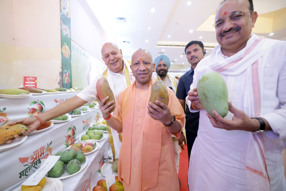 myogiadityanath's tweet photo. आज लखनऊ में आयोजित 'उत्तर प्रदेश आम महोत्सव-2026' का शुभारंभ कर प्रगतिशील बागवानों को सम्मानित किया। इस अवसर पर निर्यात होने वाले आमों के वाहनों का फ्लैग ऑफ करने के साथ स्मारिका का विमोचन भी संपन्न हुआ।

यह आम महोत्सव प्रदेश के साथ ही देश भर के अन्नदाता किसानों के लिए अपने उत्पाद की गुणवत्ता, नवाचार और समृद्ध कृषि को प्रदर्शित करने का सशक्त मंच है।

आयोजकों, सम्मानित बागवानों और प्रतिभागी किसानों को हार्दिक बधाई।