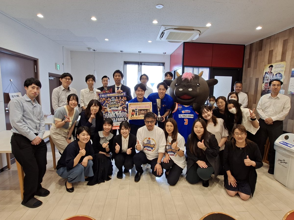 TachikawaDice's tweet photo. 【パートナー訪問】
昨日7/2(木)、
プラチナパートナーである株式会社ミート・コンパニオン様に #町井丈太 選手、#蒔苗勇人 選手が訪問いたしました✨️
https://t.co/EstJOnaodS参入を迎える新シーズンに際したご挨拶をさせていただきました。
また、今シーズンはB3リーグ最後の王者として望むシーズン
優勝トロフィーをお見せするとともに来シーズンのさらなる成長を誓いました🙋

昨シーズンも多大なるご支援をいただきありがとうございました🙇

新シーズンも応援よろしくお願いいたします🔥

ミートコンパニオン本社には #ど冷えもん 自販機も設置しております🍖

また7/4(土)の第74回関東地区大会 ALL KANTO 立川大会でサンサンロードのミートコンパニオンさんのブースにて顔はめパネルが⁉️

👇その他ミートコンパニオンさんの情報はこちら️
@meatcompanion 

#ミートコンパニオン 
#立川ダイス