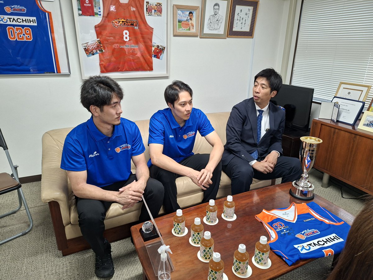 TachikawaDice's tweet photo. 【パートナー訪問】
昨日7/2(木)、
プラチナパートナーである株式会社ミート・コンパニオン様に #町井丈太 選手、#蒔苗勇人 選手が訪問いたしました✨️
https://t.co/EstJOnaodS参入を迎える新シーズンに際したご挨拶をさせていただきました。
また、今シーズンはB3リーグ最後の王者として望むシーズン
優勝トロフィーをお見せするとともに来シーズンのさらなる成長を誓いました🙋

昨シーズンも多大なるご支援をいただきありがとうございました🙇

新シーズンも応援よろしくお願いいたします🔥

ミートコンパニオン本社には #ど冷えもん 自販機も設置しております🍖

また7/4(土)の第74回関東地区大会 ALL KANTO 立川大会でサンサンロードのミートコンパニオンさんのブースにて顔はめパネルが⁉️

👇その他ミートコンパニオンさんの情報はこちら️
@meatcompanion 

#ミートコンパニオン 
#立川ダイス